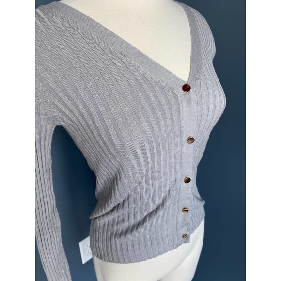 Gray ribbed sweater with gold buttons - Picture 3 of 5